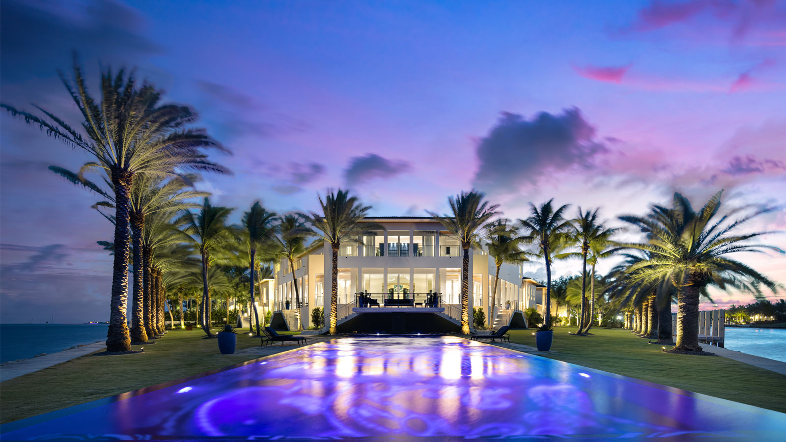 Luxury Mansion for Sale in Southern Florida with Large Swimming Pool